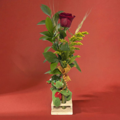 Rosa con peluche de dragón en base de madera | Regalo Sant Jordi original