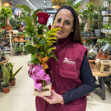 Rosa con peluche de dragón en base de madera | Regalo Sant Jordi original