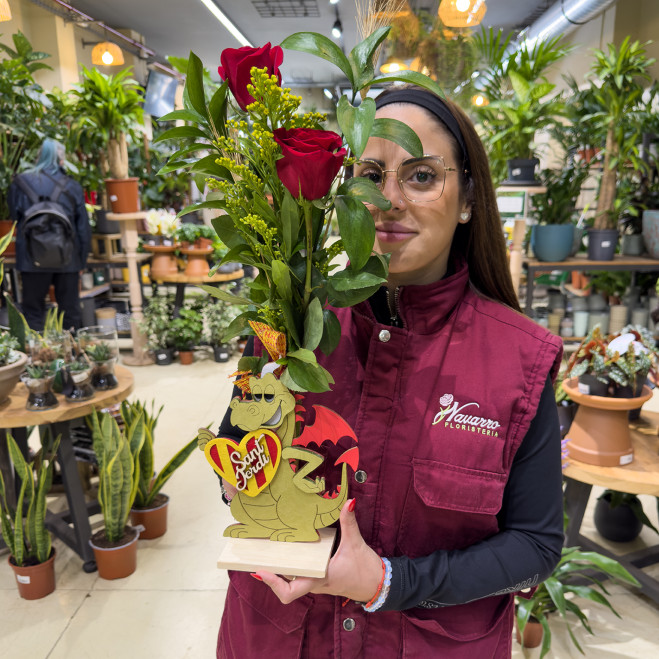 Figura de dragón con 2 rosas rojas | Regalo original Sant Jordi