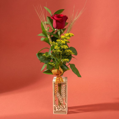 Rosa roja en base de madera con espiga | Regalo Sant Jordi elegante