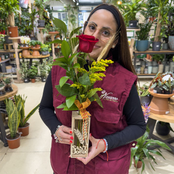 Rosa vermella a base de fusta amb espiga | Regal Sant Jordi elegant