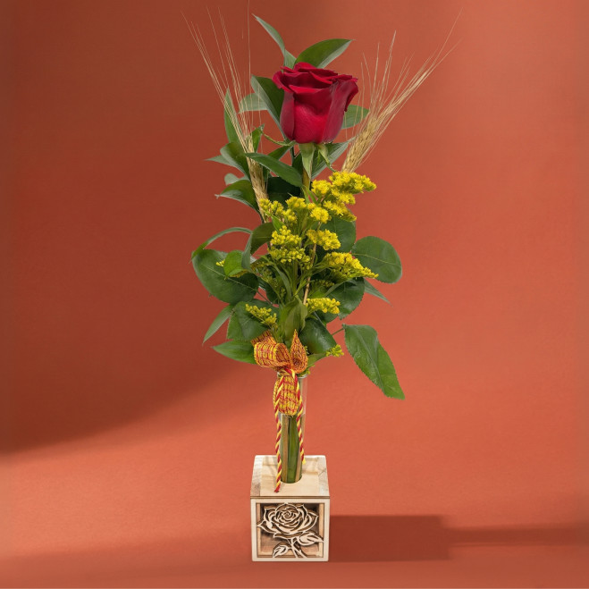 Rosa roja en base cuadrada de madera | Regalo elegante Sant Jordi