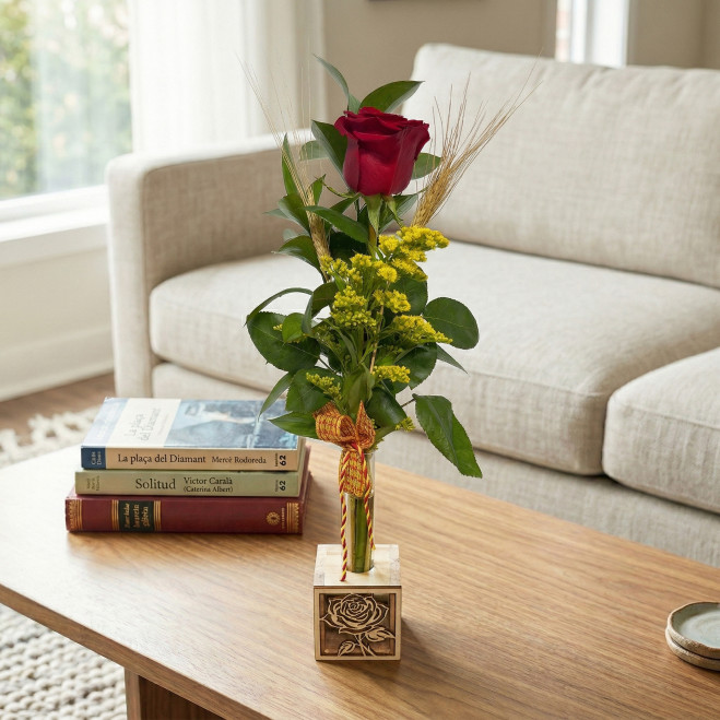 Rosa roja en base cuadrada de madera | Regalo elegante Sant Jordi