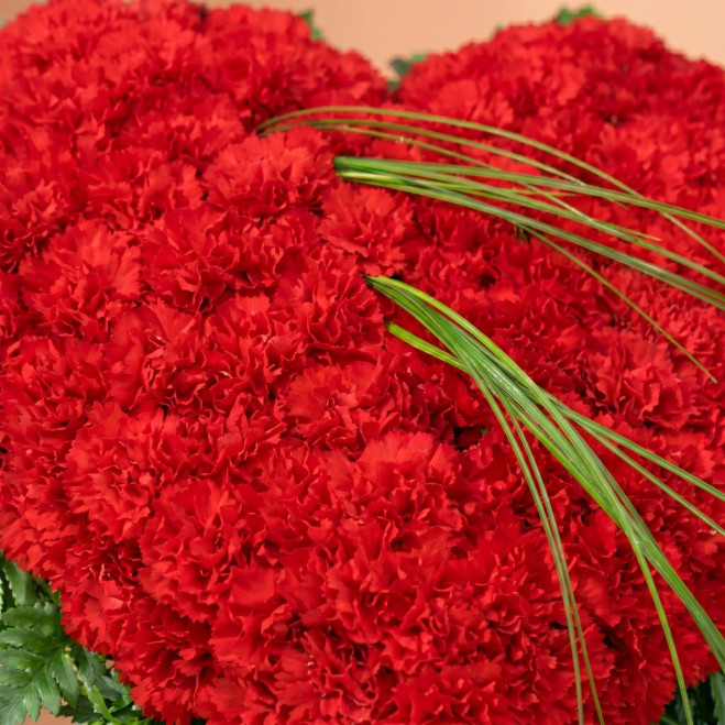 Compra Corazón de Claveles en Barcelona | Flores para Difuntos