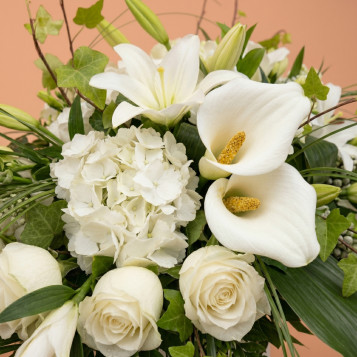 Compra Coixí Aire Romàntic Flor de Temporada en Tons  Blancs a Barcelona | Flors per a Funeral