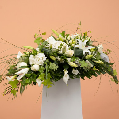 Comprar Cojín Aire Romántico Flor de Temporada Tonos Blancos en Barcelona | Flores para Funeral