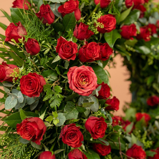 Compra Corona de Roses a Barcelona | Flors per a Difunts