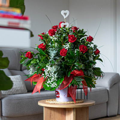 Comprar Latón de 18 rosas rojas con verdes ornamentales y corazón Barcelona