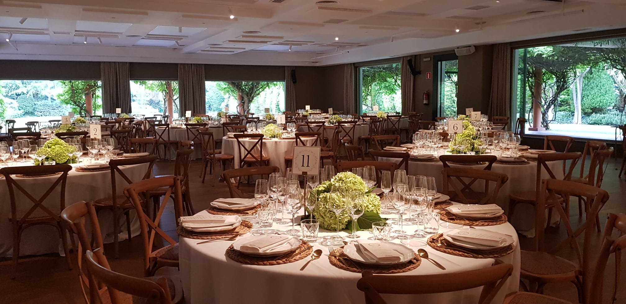Banquete de boda con centros de hortensias y mesas redondas - Barcelona