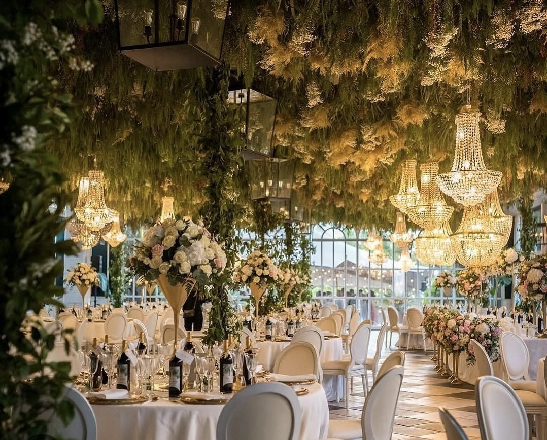 Decoración de boda elegante con techo floral y lámparas de cristal - Barcelona