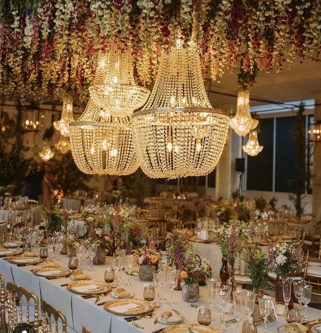 Banquete de boda bajo arañas de cristal y cielo floral colgante - Barcelona