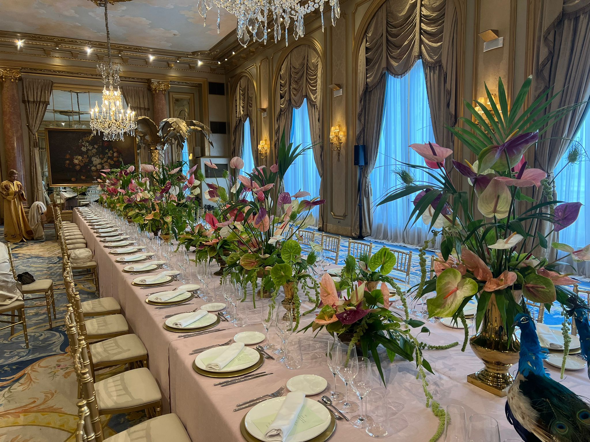 Mesa imperial con centros de anturios y flores tropicales en salón clásico - Barcelona