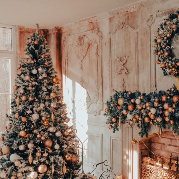 living decorado con arbol de navidad