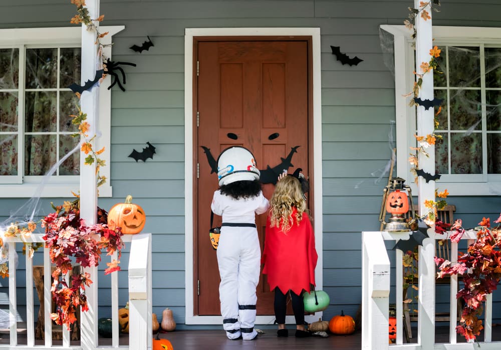 puerta de entrada con decoracion halloween