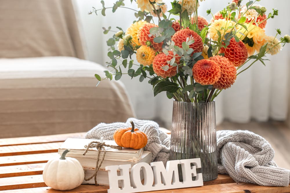 decoracion de hogar con jarron crisantemos