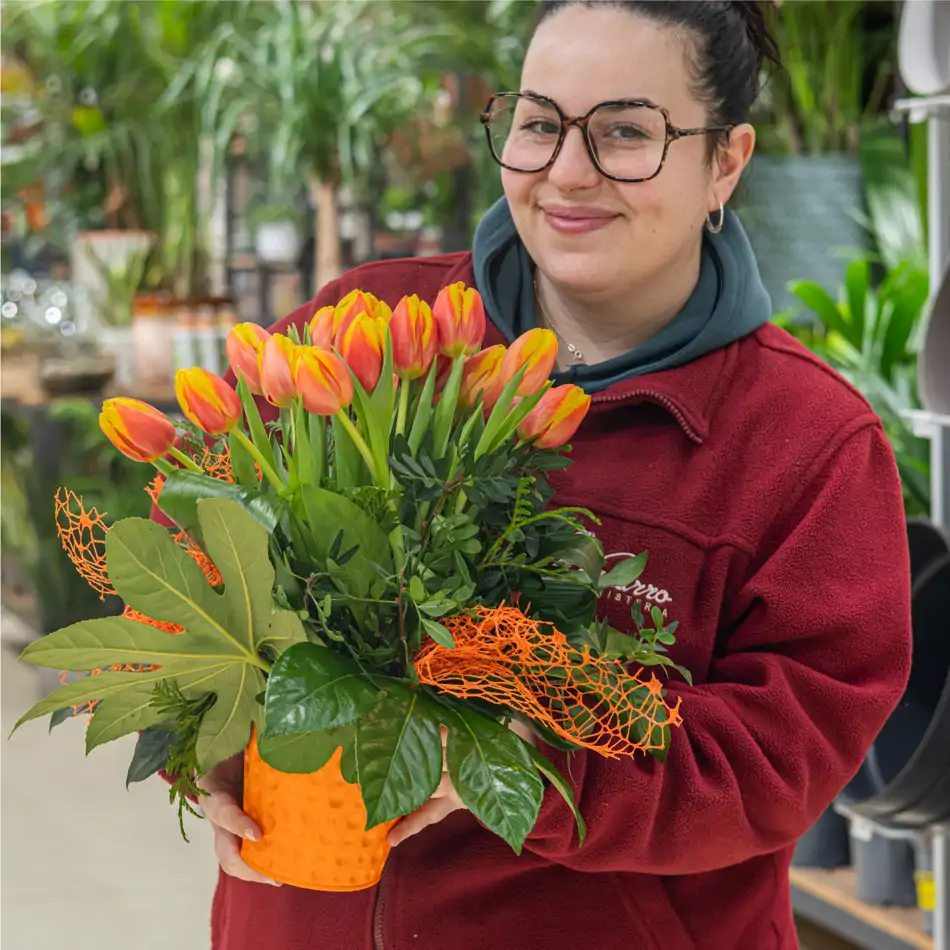 Base de latón con tulipanes y verdes decorativos