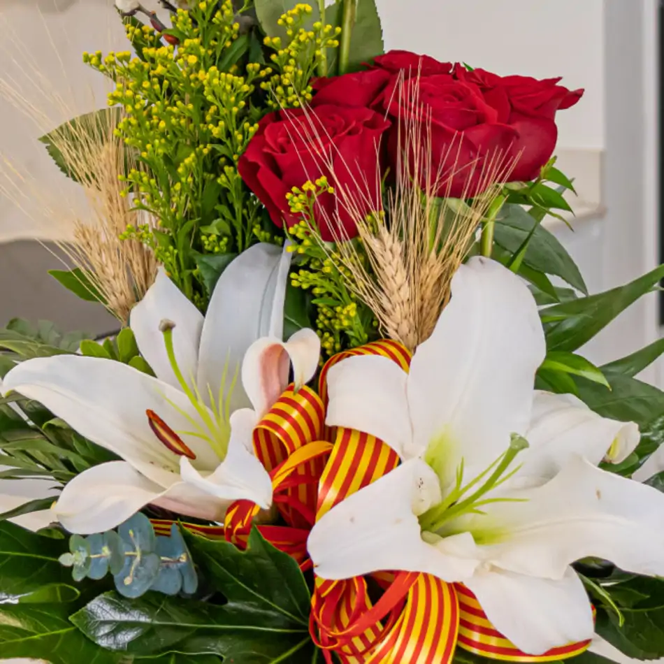 Cajita de madera con vertical de rosas