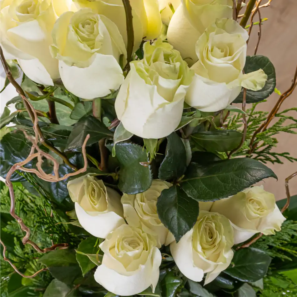 Centro a 2 niveles de rosas blancas, hortensia y sálix en base de cerámica