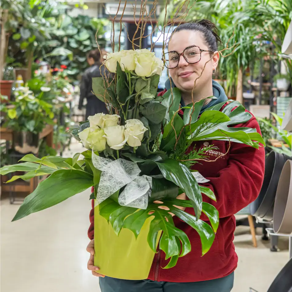 Centro a 2 niveles de rosas blancas, hortensia y sálix en base de cerámica