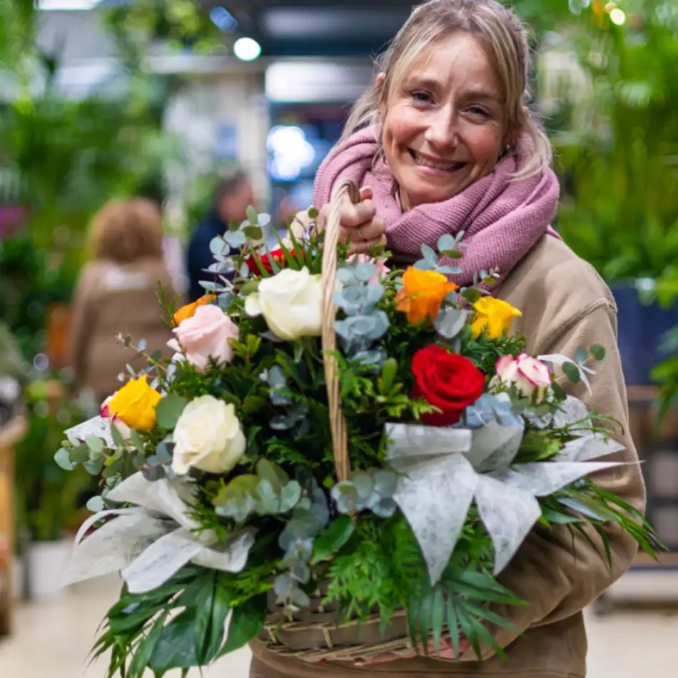 Cesta de rosas variadas