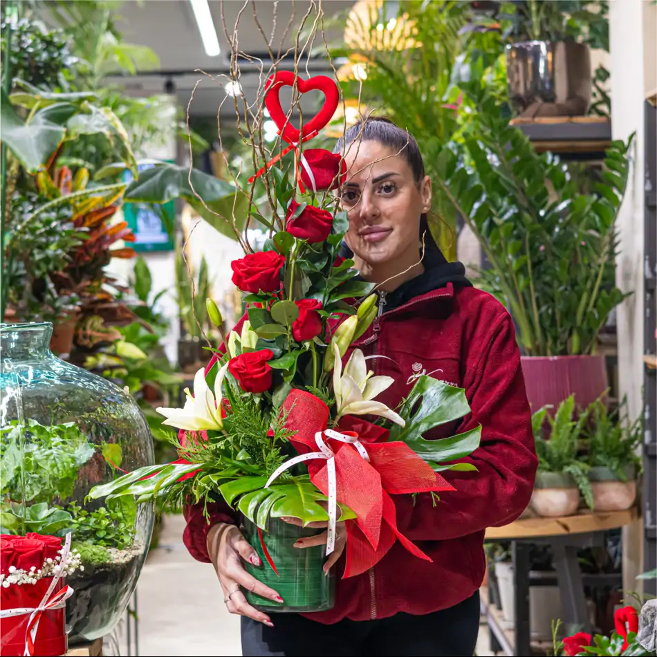 Cilindre Piramidal amb 9 Roses Rojas: Perfecte per a Sant Valentí.SV5