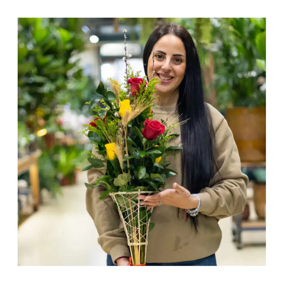 Cono de mimbre con 10 rosas