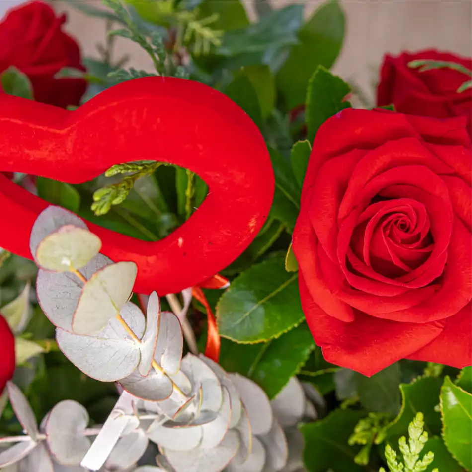 Centre Floral en Base Metàl·lica amb Roses Rojas: Elegància per a Sant Valentí.SV1