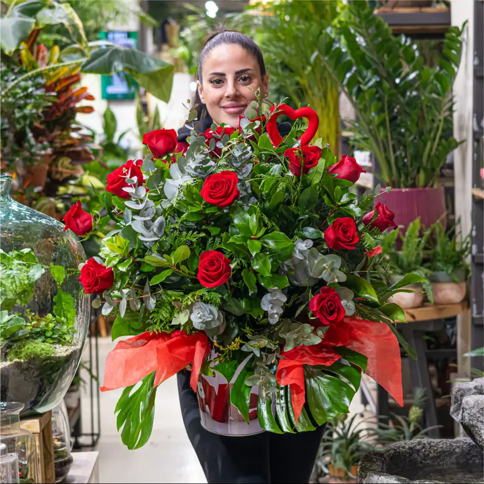Centre Floral en Base Metàl·lica amb Roses Rojas: Elegància per a Sant Valentí.SV1