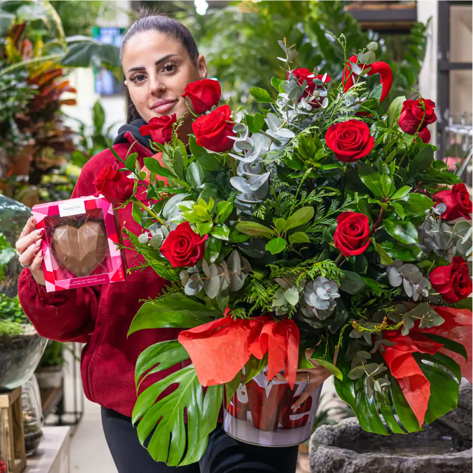 Centre Floral en Base Metàl·lica amb Roses Rojas: Elegància per a Sant Valentí.SV1