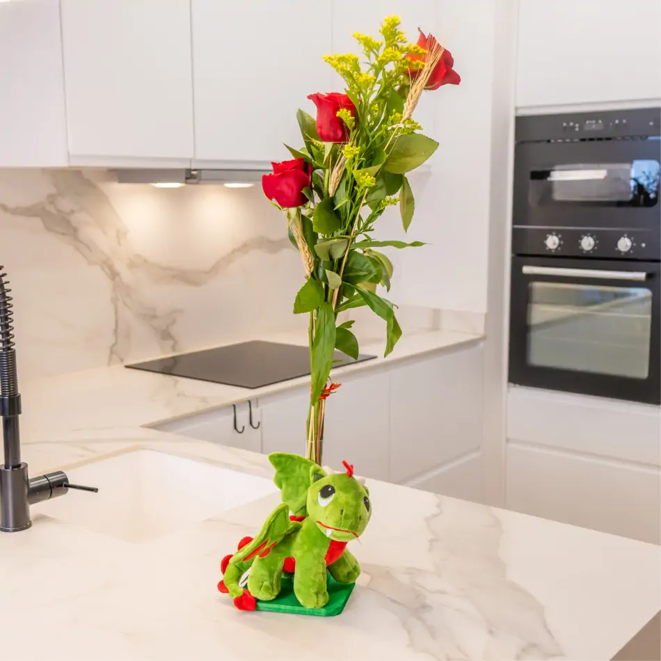 Figura Artesanal con Dragón Grande y Rosas