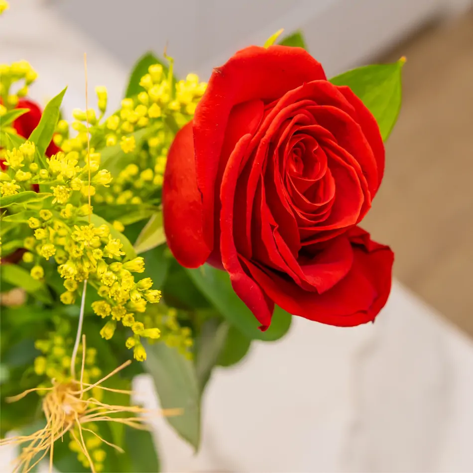 Figura Artesanal con Dragón Pequeño y Rosas