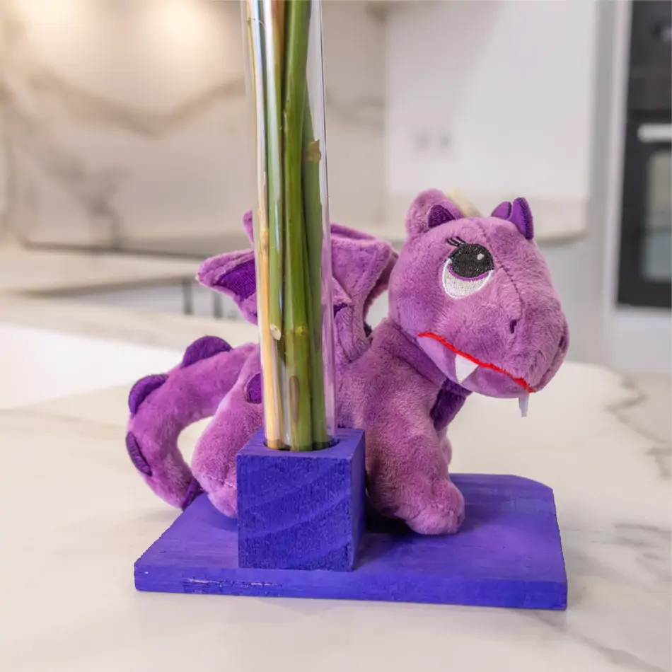 Figura Artesanal con Dragón Pequeño y Rosas