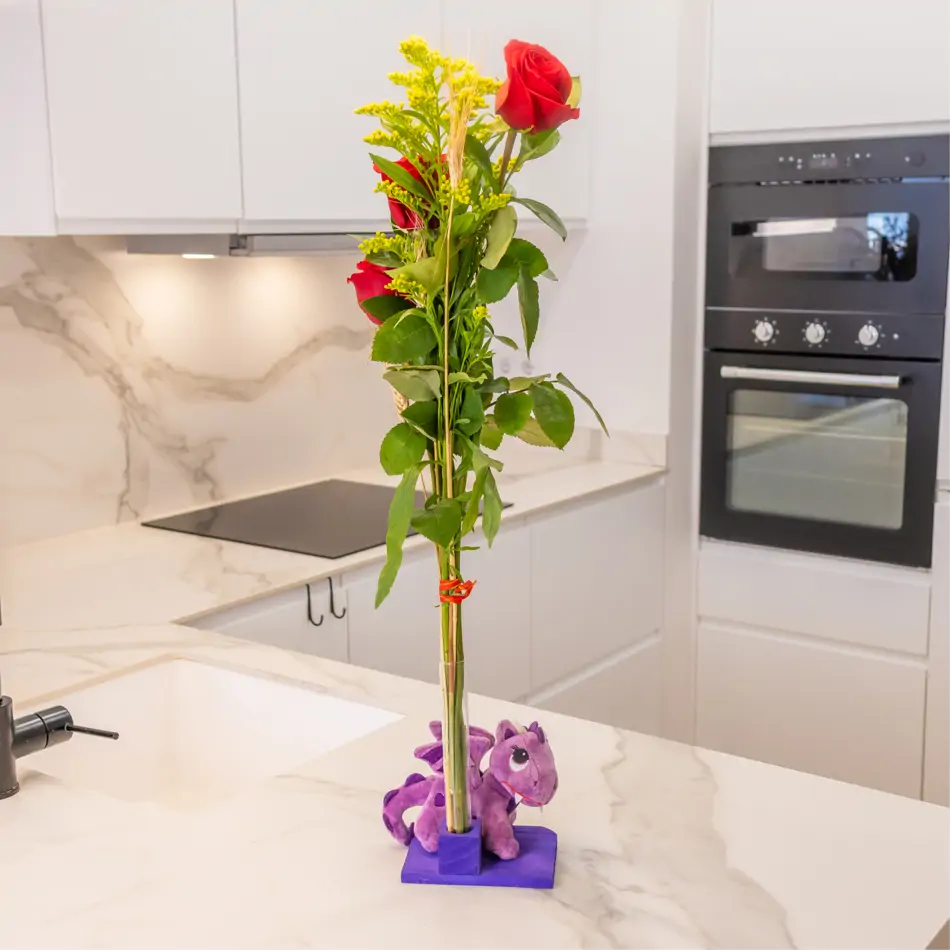 Figura Artesanal con Dragón Pequeño y Rosas
