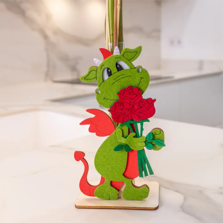 Figura Artesanal amb Drac i Rosa a Mà