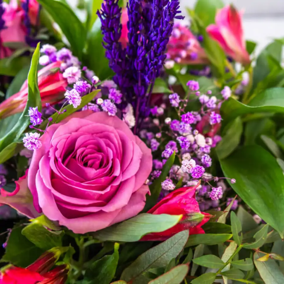 Ramo de rosas, alstromelia y lavanda