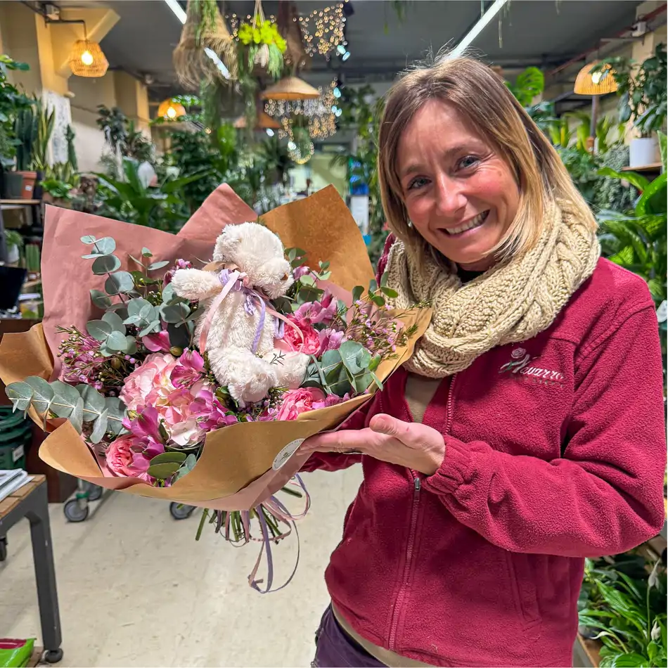 Ramo de flor variada con peluche