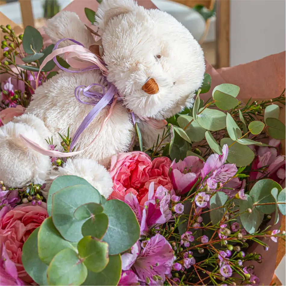 Ramo de flor variada con peluche