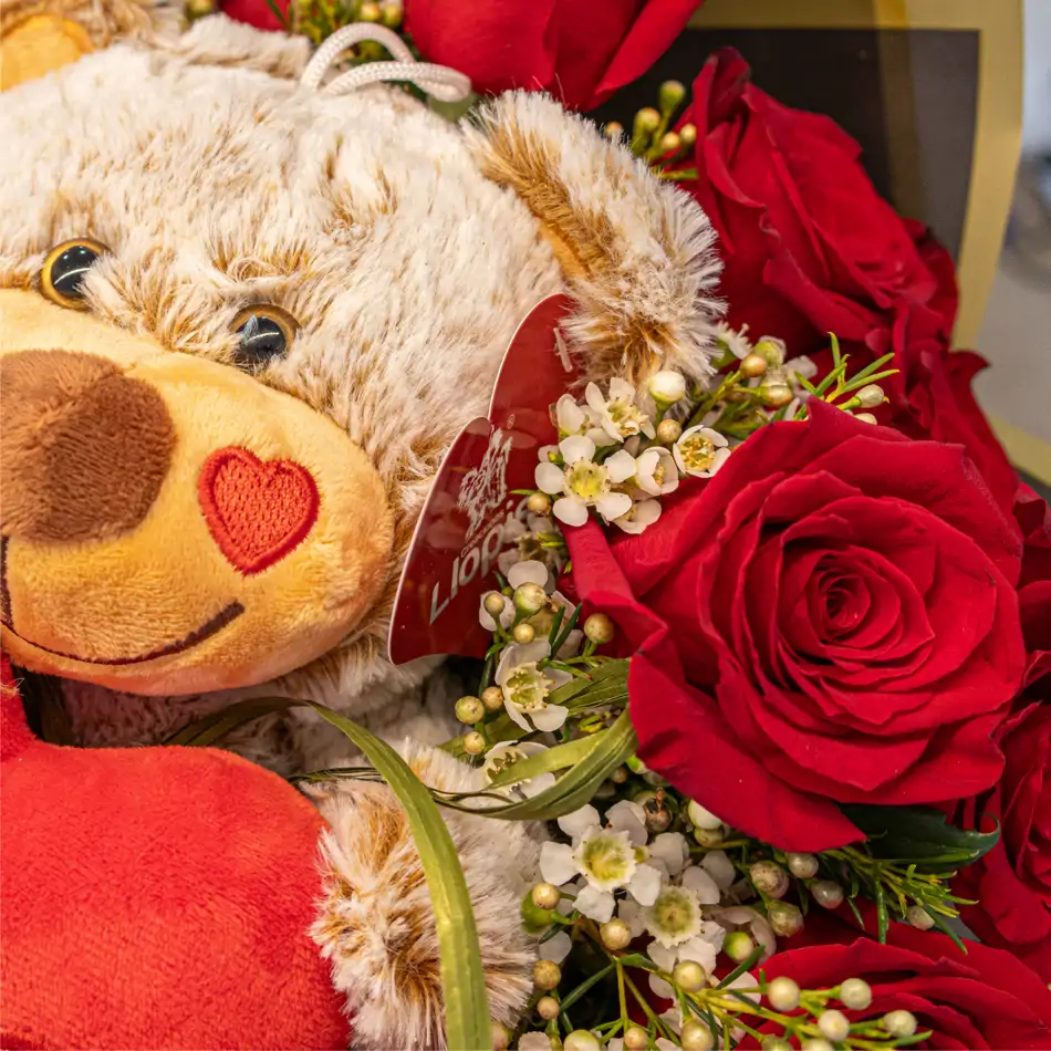 Ramo de rosas con peluche