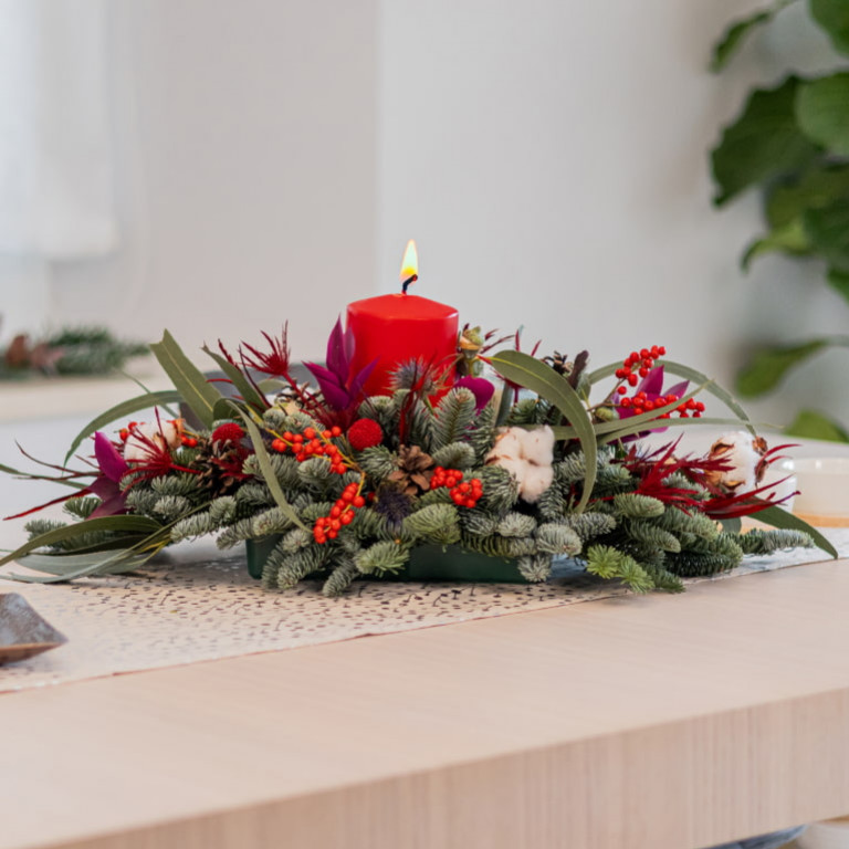 Consejos para decorar la mesa de Navidad con flores y que sea todo un  éxito: trucos, y cómo hacer tu propio centro navideño