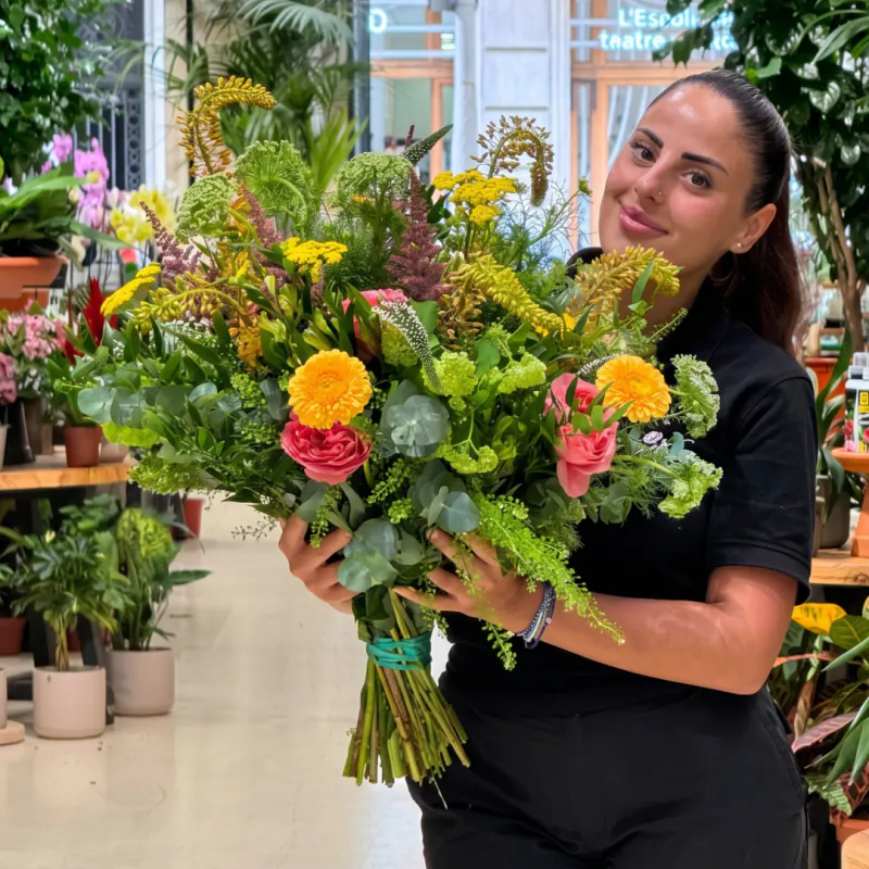 Ramo Garden Style voluminoso con dalias naranjas, solidago y verdes