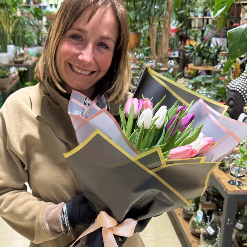 Ramo de tulipanes rosas y blancos con envoltura japonesa